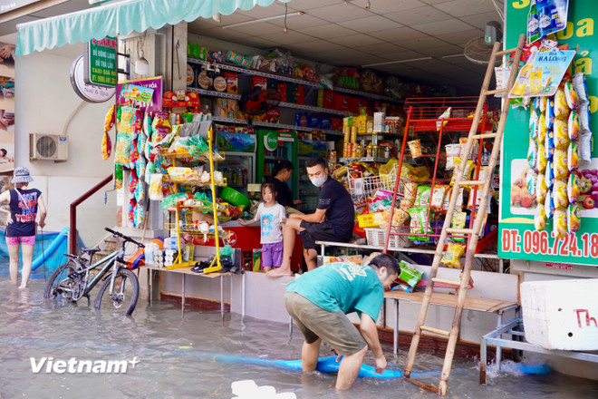 Hà Nội: Sau hàng chục giờ bị cô lập, người dân Phú Đô trở lại nhịp sống bình thường- Ảnh 3.