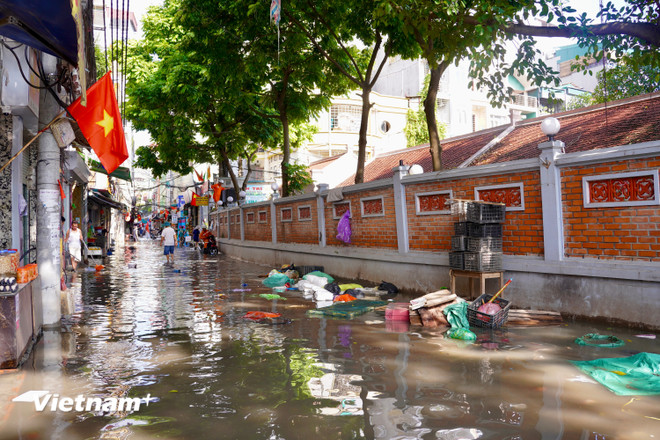 Hà Nội: Sau hàng chục giờ bị cô lập, người dân Phú Đô trở lại nhịp sống bình thường- Ảnh 1.
