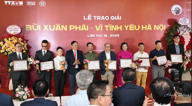Giải thưởng Bùi Xuân Phái - Vì tình yêu Hà Nội vinh danh nhạc sỹ Trần Tiến- Ảnh 2.