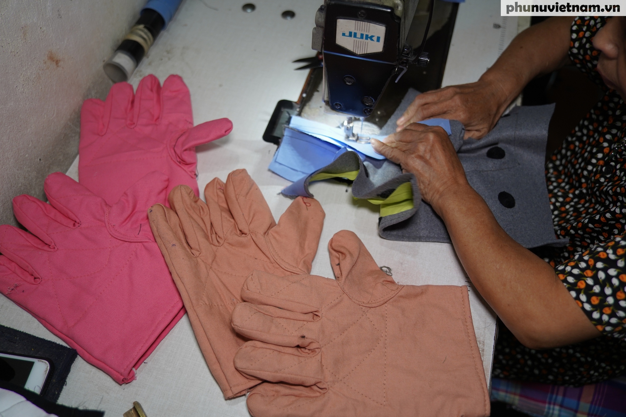 Người phụ nữ may găng tay nhờ vốn chính sách thoát nghèo và dựng nhà mới- Ảnh 1. Người phụ nữ may găng tay nhờ vốn chính sách thoát nghèo và dựng nhà mới- Ảnh 1.