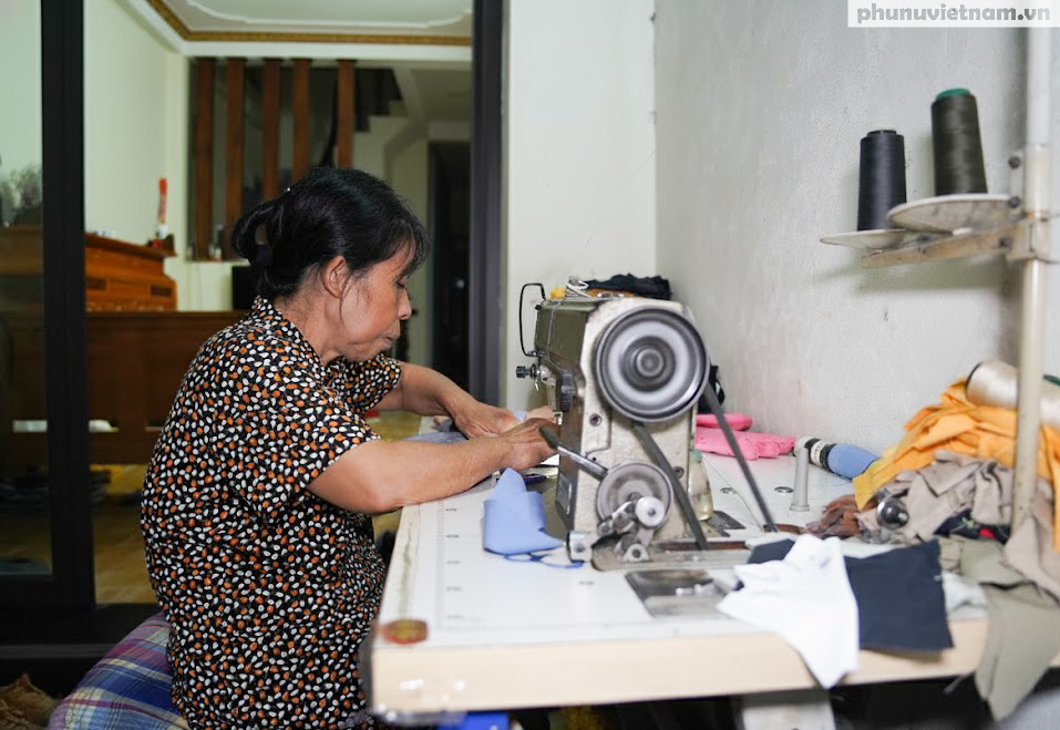 Người phụ nữ may găng tay nhờ vốn chính sách thoát nghèo và dựng nhà mới- Ảnh 4. Người phụ nữ may găng tay nhờ vốn chính sách thoát nghèo và dựng nhà mới- Ảnh 4.