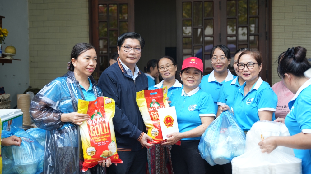 Hội LHPN TP Huế nấu hơn 11.000 suất cơm hỗ trợ người dân vùng ngập- Ảnh 1. Hội LHPN TP Huế nấu hơn 11.000 suất cơm hỗ trợ người dân vùng ngập- Ảnh 1.