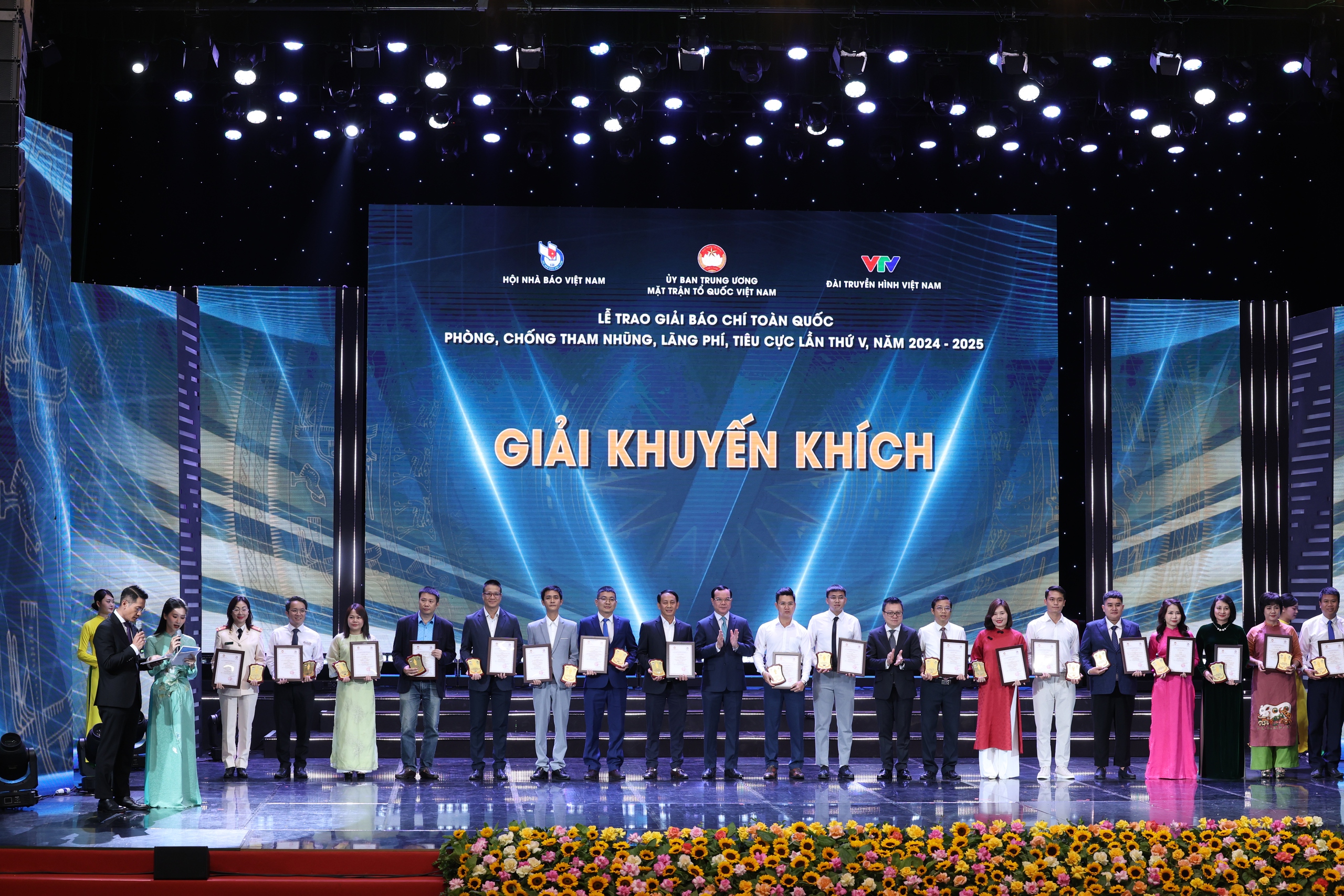 Phát huy mạnh mẽ vai trò chủ lực của báo chí trong phòng, chống tham nhũng, lãng phí, tiêu cực - Ảnh 9. Phát huy mạnh mẽ vai trò chủ lực của báo chí trong phòng, chống tham nhũng, lãng phí, tiêu cực - Ảnh 9.