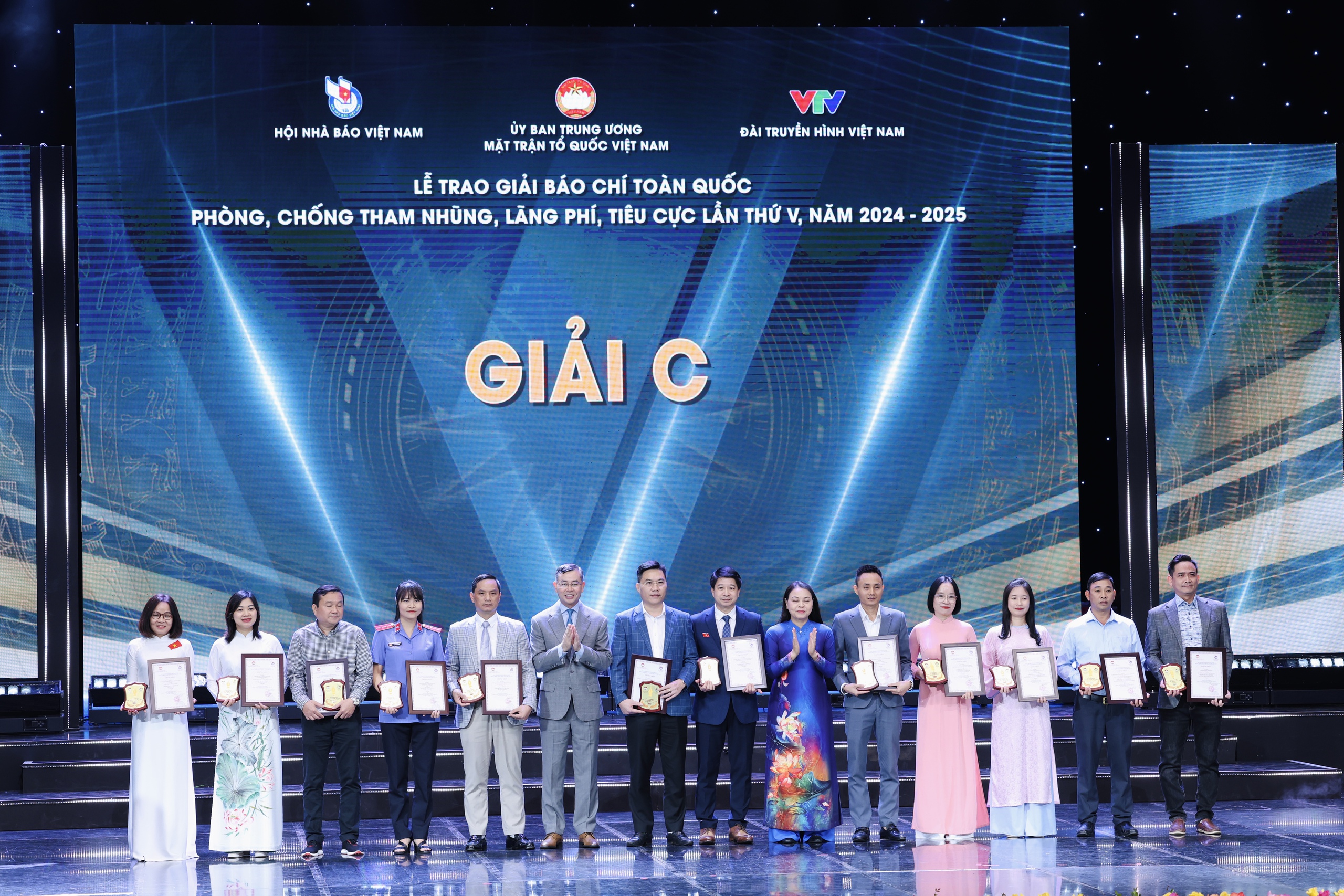 Phát huy mạnh mẽ vai trò chủ lực của báo chí trong phòng, chống tham nhũng, lãng phí, tiêu cực - Ảnh 8. Phát huy mạnh mẽ vai trò chủ lực của báo chí trong phòng, chống tham nhũng, lãng phí, tiêu cực - Ảnh 8.