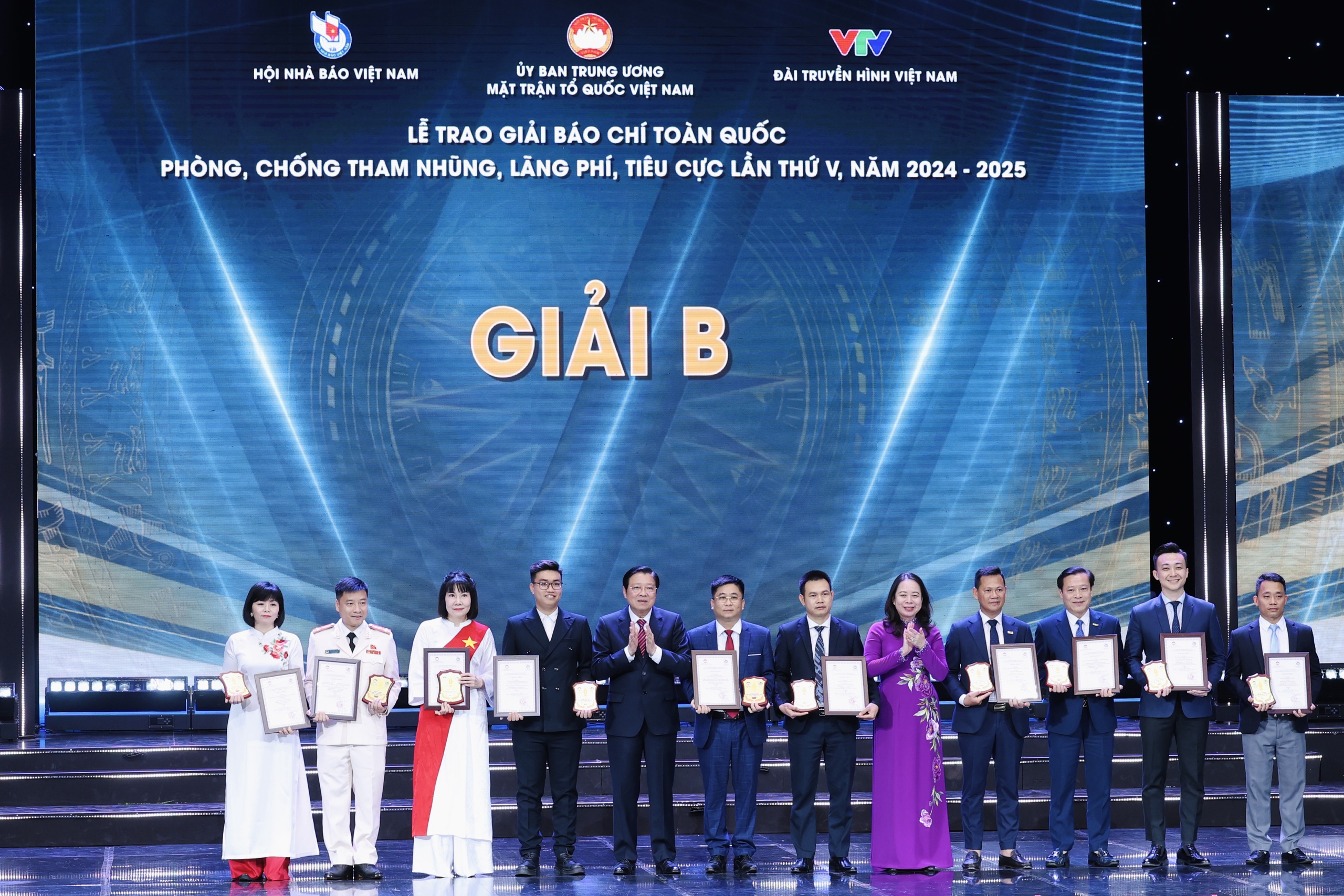 Phát huy mạnh mẽ vai trò chủ lực của báo chí trong phòng, chống tham nhũng, lãng phí, tiêu cực - Ảnh 7. Phát huy mạnh mẽ vai trò chủ lực của báo chí trong phòng, chống tham nhũng, lãng phí, tiêu cực - Ảnh 7.