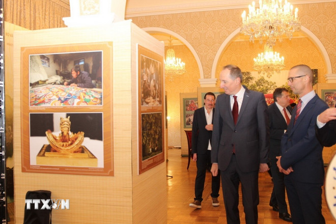 Triển lãm Di sản văn hóa Việt Nam tại Prague: Hơi thở Việt giữa lòng châu Âu- Ảnh 2.