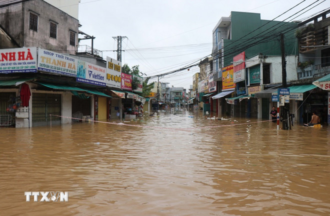 Mưa lũ tại miền Trung: Khoảng 90 xã, phường bị ngập, chia cắt- Ảnh 1.