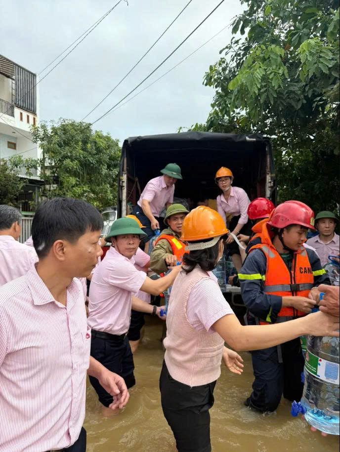 Những chiếc bánh chưng xanh giúp ấm lòng người dân vùng lũ tại Đà Nẵng- Ảnh 2. Những chiếc bánh chưng xanh giúp ấm lòng người dân vùng lũ tại Đà Nẵng- Ảnh 2.