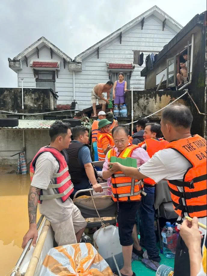 Những chiếc bánh chưng xanh giúp ấm lòng người dân vùng lũ tại Đà Nẵng- Ảnh 1. Những chiếc bánh chưng xanh giúp ấm lòng người dân vùng lũ tại Đà Nẵng- Ảnh 1.