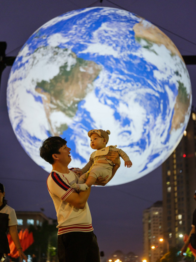 Mô hình Trái Đất “bay” giữa không gian Hồ Tây thu hút giới trẻ Hà Nội- Ảnh 1. Mô hình Trái Đất “bay” giữa không gian Hồ Tây thu hút giới trẻ Hà Nội- Ảnh 1.