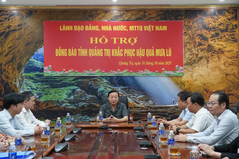 Phó Thủ tướng Trần Hồng Hà trao quà hỗ trợ tỉnh Quảng Trị khắc phục hậu quả mưa lũ- Ảnh 1. Phó Thủ tướng Trần Hồng Hà trao quà hỗ trợ tỉnh Quảng Trị khắc phục hậu quả mưa lũ- Ảnh 1.