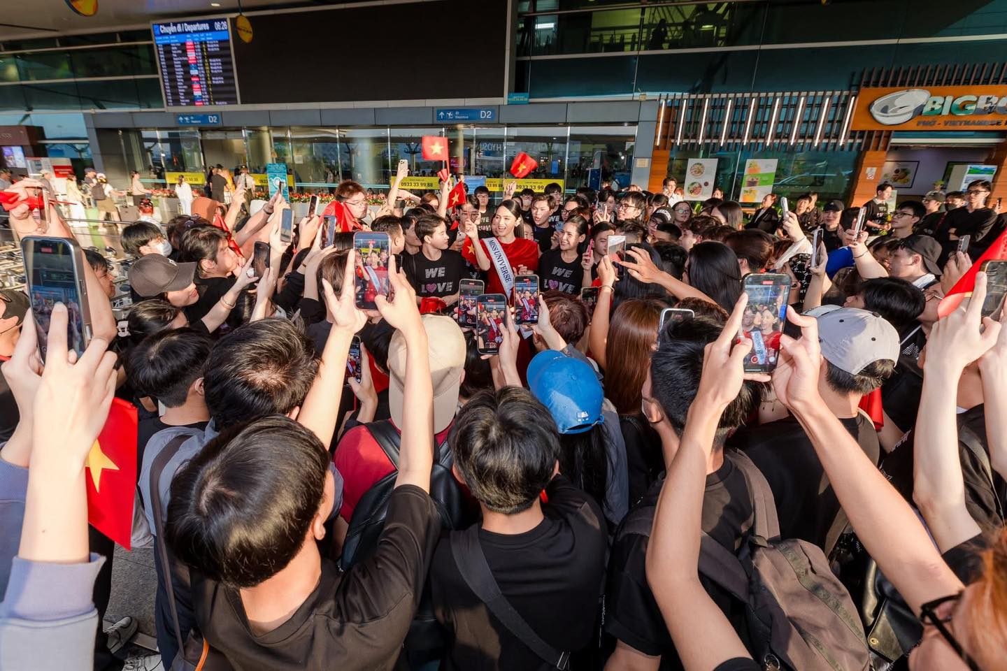 Hương Giang lên đường sang Thái Lan, bắt đầu hành trình chinh phục Miss Universe- Ảnh 2. Hương Giang lên đường sang Thái Lan, bắt đầu hành trình chinh phục Miss Universe- Ảnh 2.