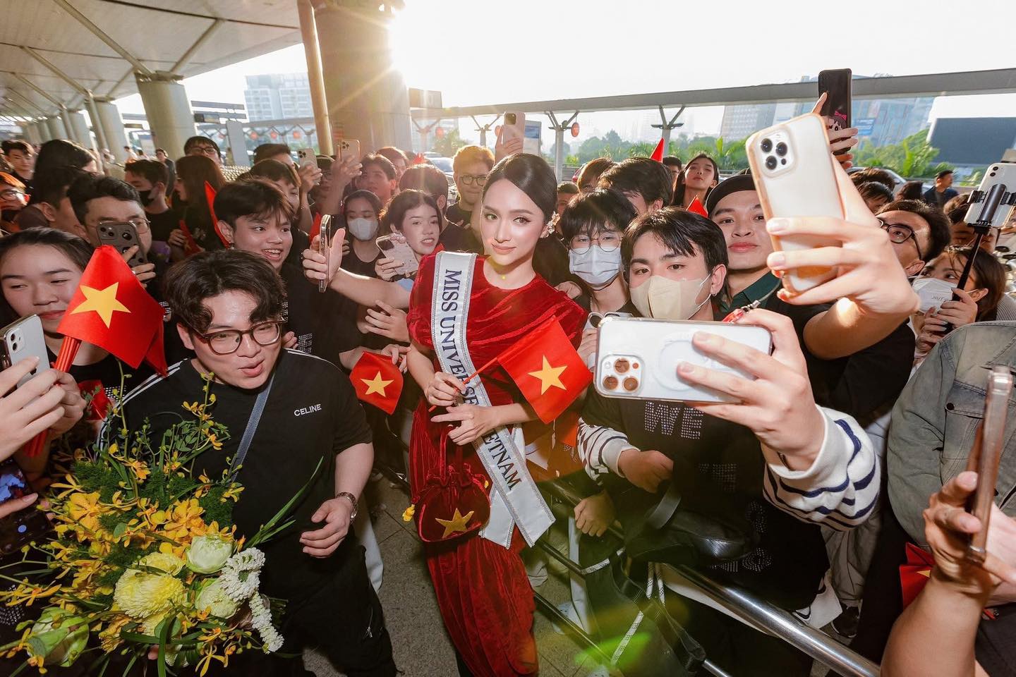 Hương Giang lên đường sang Thái Lan, bắt đầu hành trình chinh phục Miss Universe- Ảnh 1. Hương Giang lên đường sang Thái Lan, bắt đầu hành trình chinh phục Miss Universe- Ảnh 1.