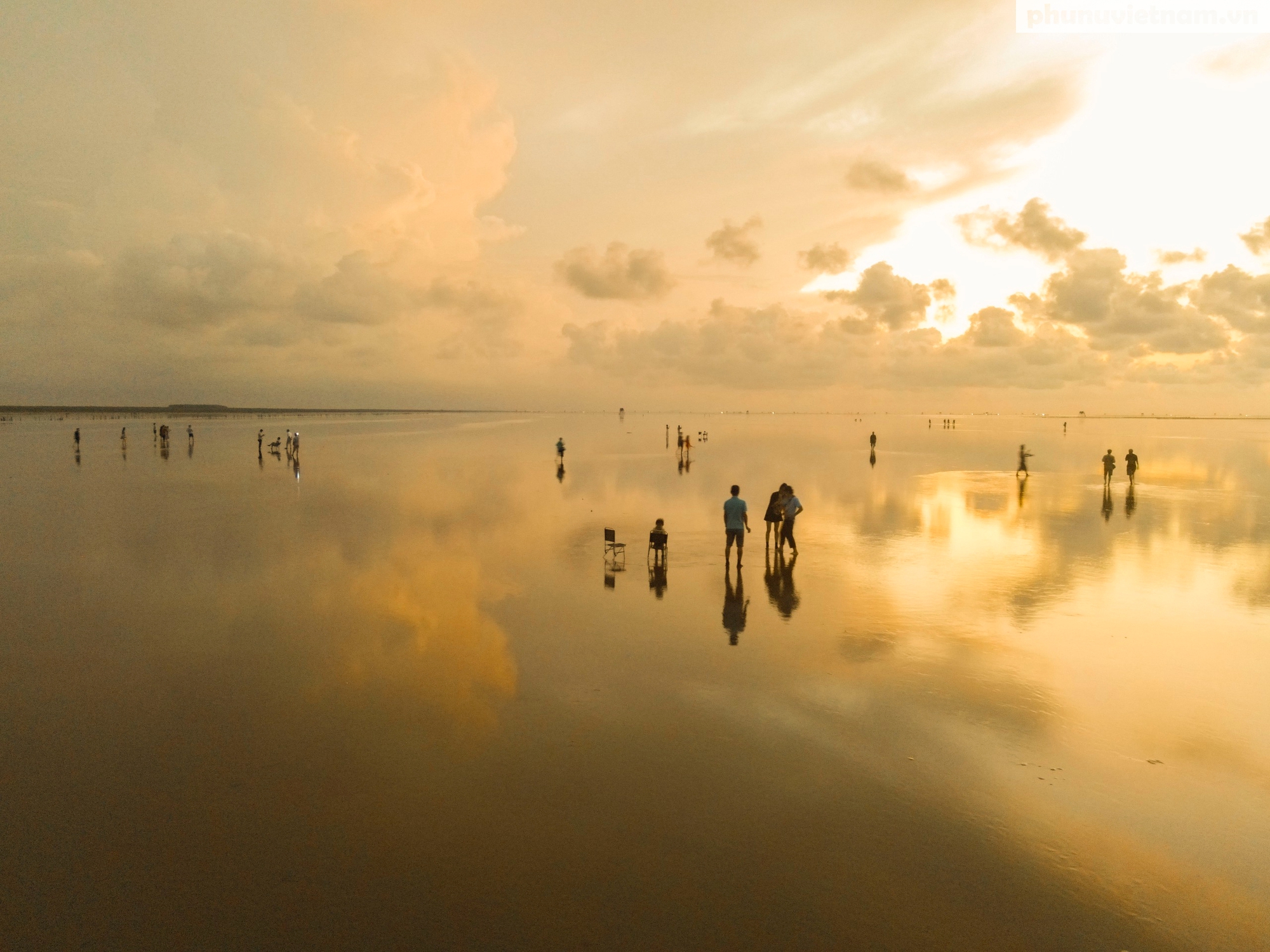 Choáng ngợp trước vẻ đẹp huyền ảo của bãi biển vô cực đẹp nhất miền Bắc ở Hưng Yên- Ảnh 1.