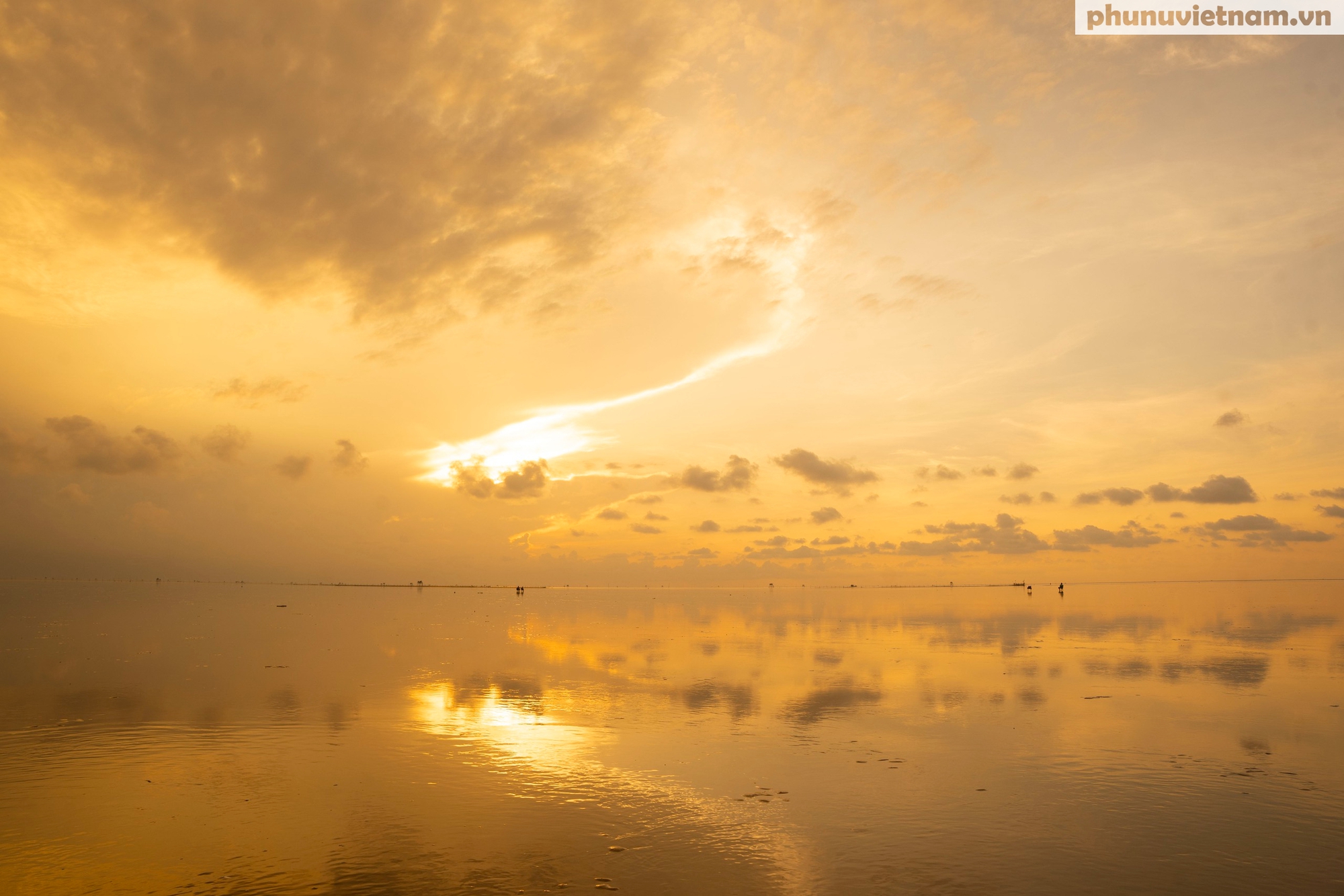 Choáng ngợp trước vẻ đẹp huyền ảo của bãi biển vô cực đẹp nhất miền Bắc ở Hưng Yên- Ảnh 3.