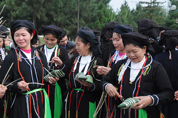 Phụ nữ Sán Dìu gìn giữ trang phục truyền thống- Ảnh 1.