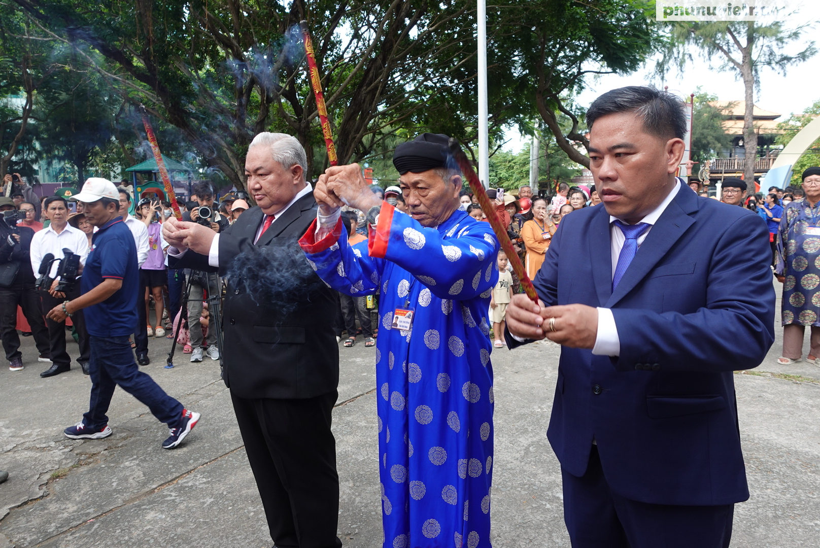 Dân hương trong nghi thức thượng đại kỳ