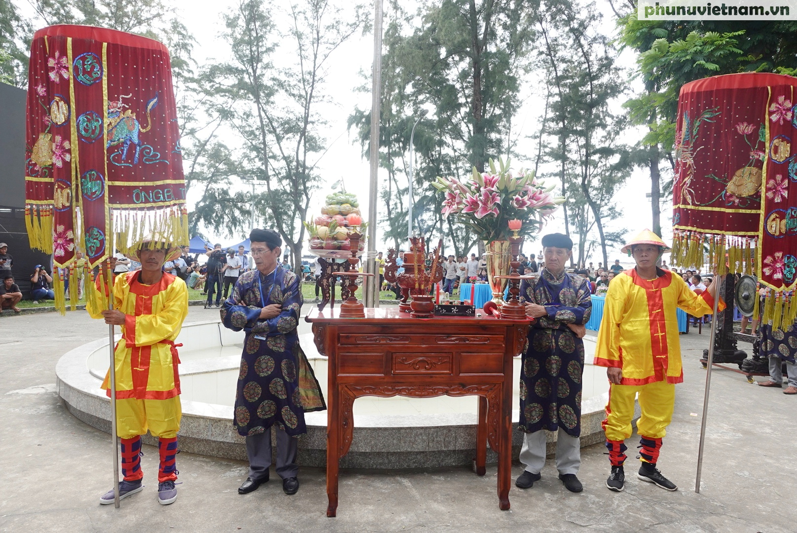 Bàn thờ trang trọng tại kỳ đài