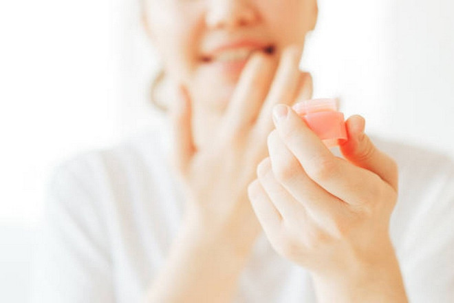 Vì sao môi dễ nứt nẻ vào mùa Thu và nên khắc phục thế nào?- Ảnh 2.