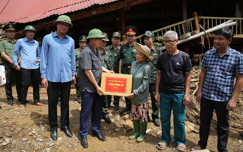 Phó Thủ tướng Trần Hồng Hà kiểm tra công tác khắc phục hậu quả bão số 10, chuẩn bị ứng phó với bão số 11 tại tỉnh Lào Cai- Ảnh 3.