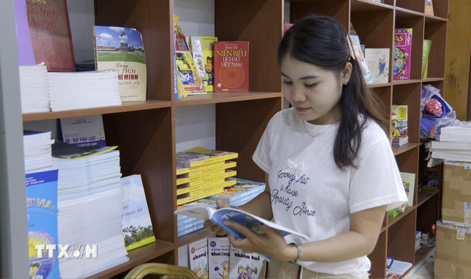 Tủ sách ở Vientiane: Nuôi dưỡng tình yêu văn hóa Việt Nam trên đất Lào- Ảnh 1.