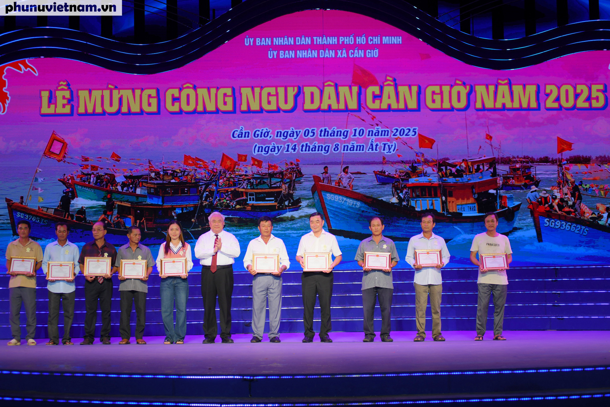 Lễ mừng công nhằm biểu dương, khen thưởng các tập thể, cá nhân có thành tích xuất sắc trong sản xuất, nuôi trồng thủy sản và đánh bắt thủy sản trên địa bàn xã năm 2025