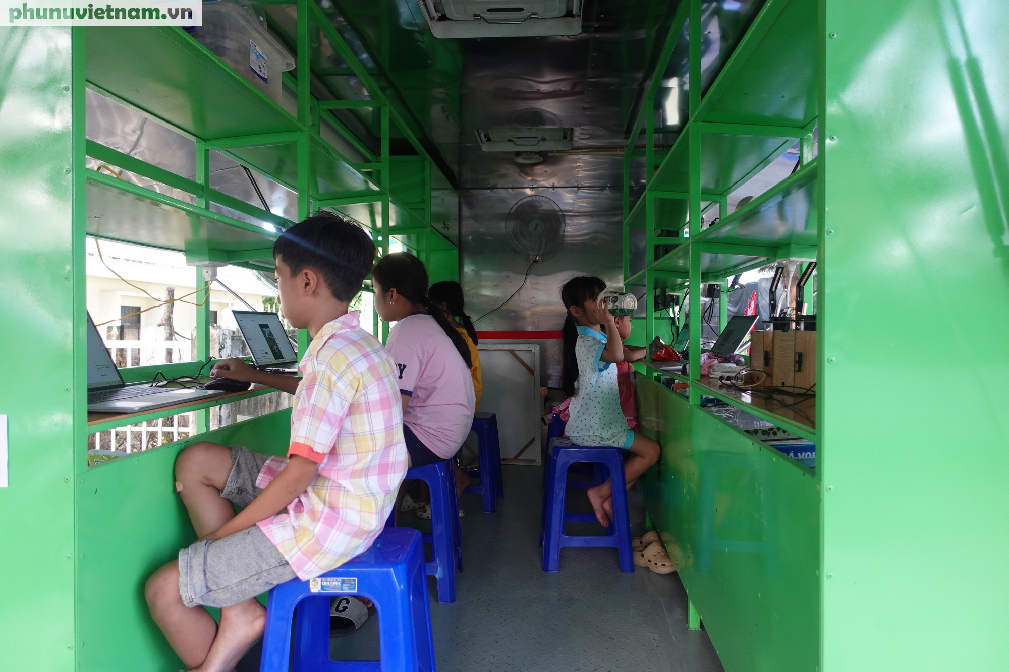 Thư viện lưu động phục vụ các em thiếu nhi