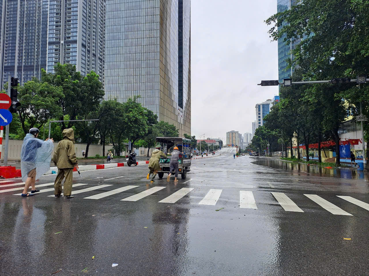 Sau mưa lớn, nhiều tuyến phố ở Hà Nội lại chìm trong nước- Ảnh 1.