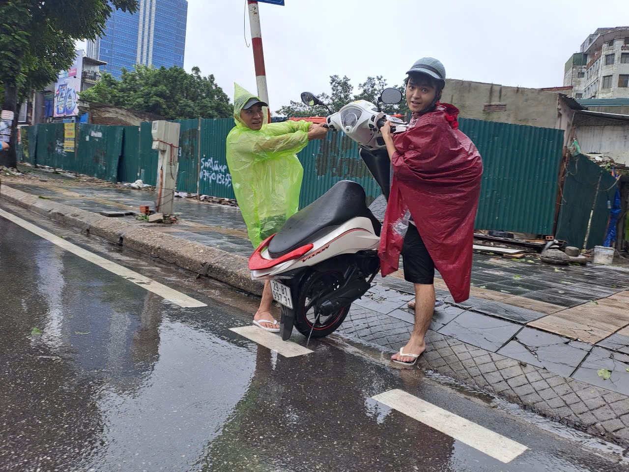 Sau mưa lớn, nhiều tuyến phố ở Hà Nội lại chìm trong nước- Ảnh 2.
