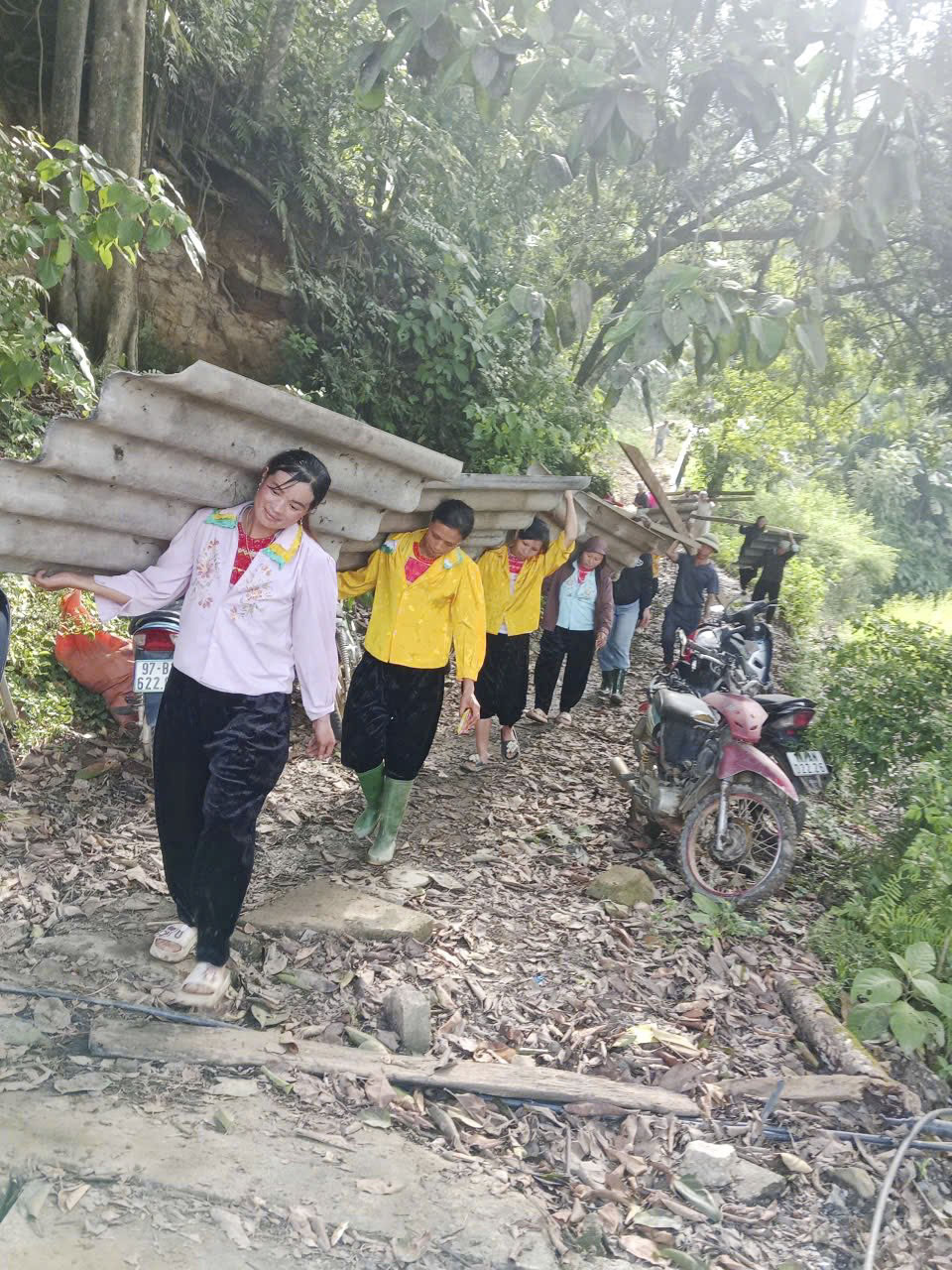 Phụ nữ Cao Bằng cùng các lực lượng cứu dân giữa lũ, lan tỏa “tương thân tương ái”- Ảnh 4. Phụ nữ Cao Bằng cùng các lực lượng cứu dân giữa lũ, lan tỏa “tương thân tương ái”- Ảnh 4.