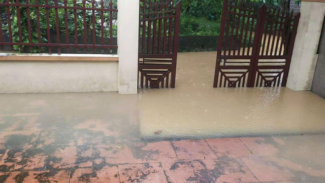 Sinh viên thức trắng đêm chờ cuộc gọi báo bình an từ gia đình- Ảnh 1.