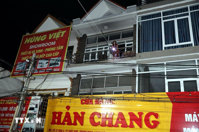 Lạng Sơn: Ứng trực "xuyên đêm" để hỗ trợ người dân vùng ngập sâu- Ảnh 1.