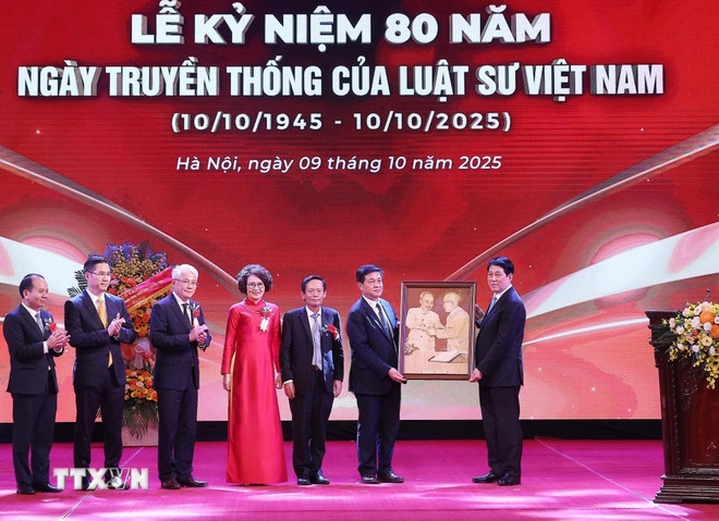 "Phát triển đội ngũ luật sư có đạo đức trong sáng, giỏi chuyên môn nghiệp vụ"- Ảnh 2. "Phát triển đội ngũ luật sư có đạo đức trong sáng, giỏi chuyên môn nghiệp vụ"- Ảnh 2.