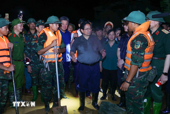 Thủ tướng kiểm tra, chỉ đạo ứng phó mưa lũ tại vùng ven sông Hà Nội trong đêm- Ảnh 1. Thủ tướng kiểm tra, chỉ đạo ứng phó mưa lũ tại vùng ven sông Hà Nội trong đêm- Ảnh 1.