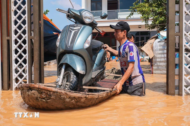 Hà Nội khẩn trương khắc phục sự cố nước tràn mặt đê hữu Cầu ở xã Đa Phúc- Ảnh 1. Hà Nội khẩn trương khắc phục sự cố nước tràn mặt đê hữu Cầu ở xã Đa Phúc- Ảnh 1.