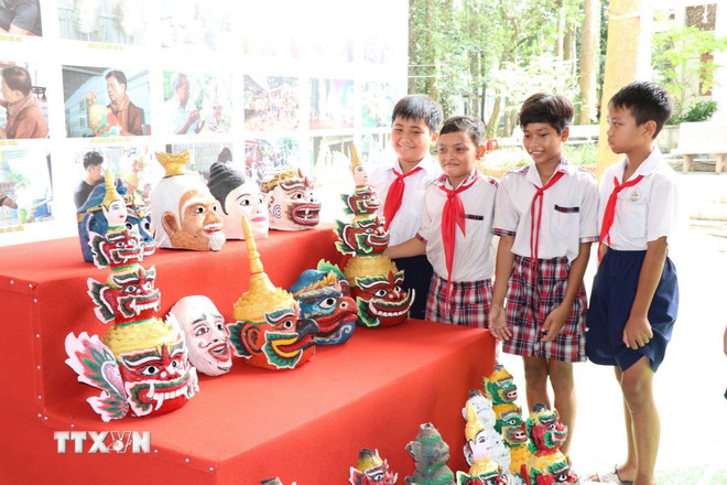 Công bố Di sản Quốc gia nghề làm mão, mặt nạ của đồng bào Khmer- Ảnh 1. Công bố Di sản Quốc gia nghề làm mão, mặt nạ của đồng bào Khmer- Ảnh 1.
