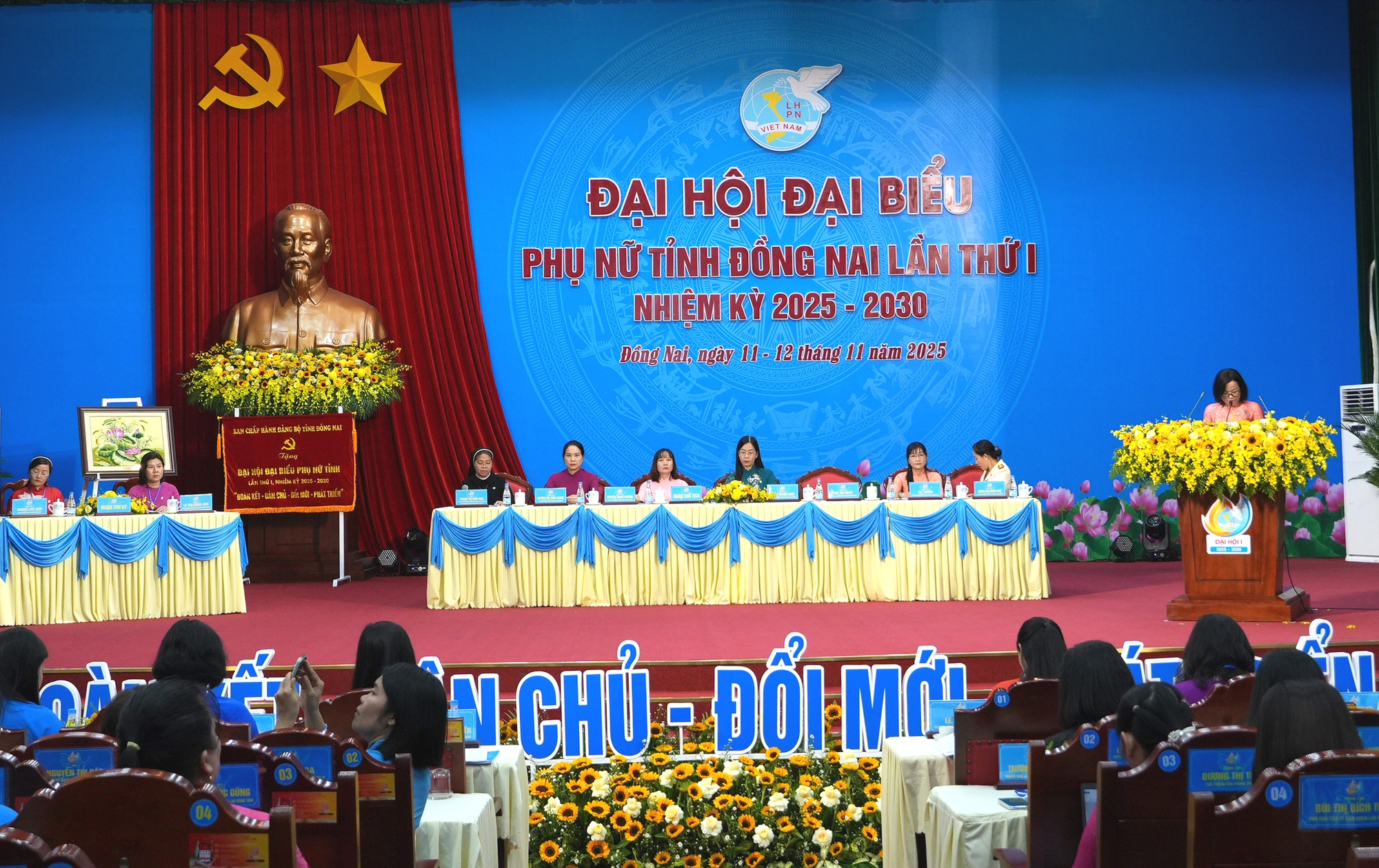 Hơn 300 đại biểu dự Đại hội phụ nữ tỉnh Đồng Nai lần thứ I, nhiệm kỳ 2025-2030 - Ảnh 1.