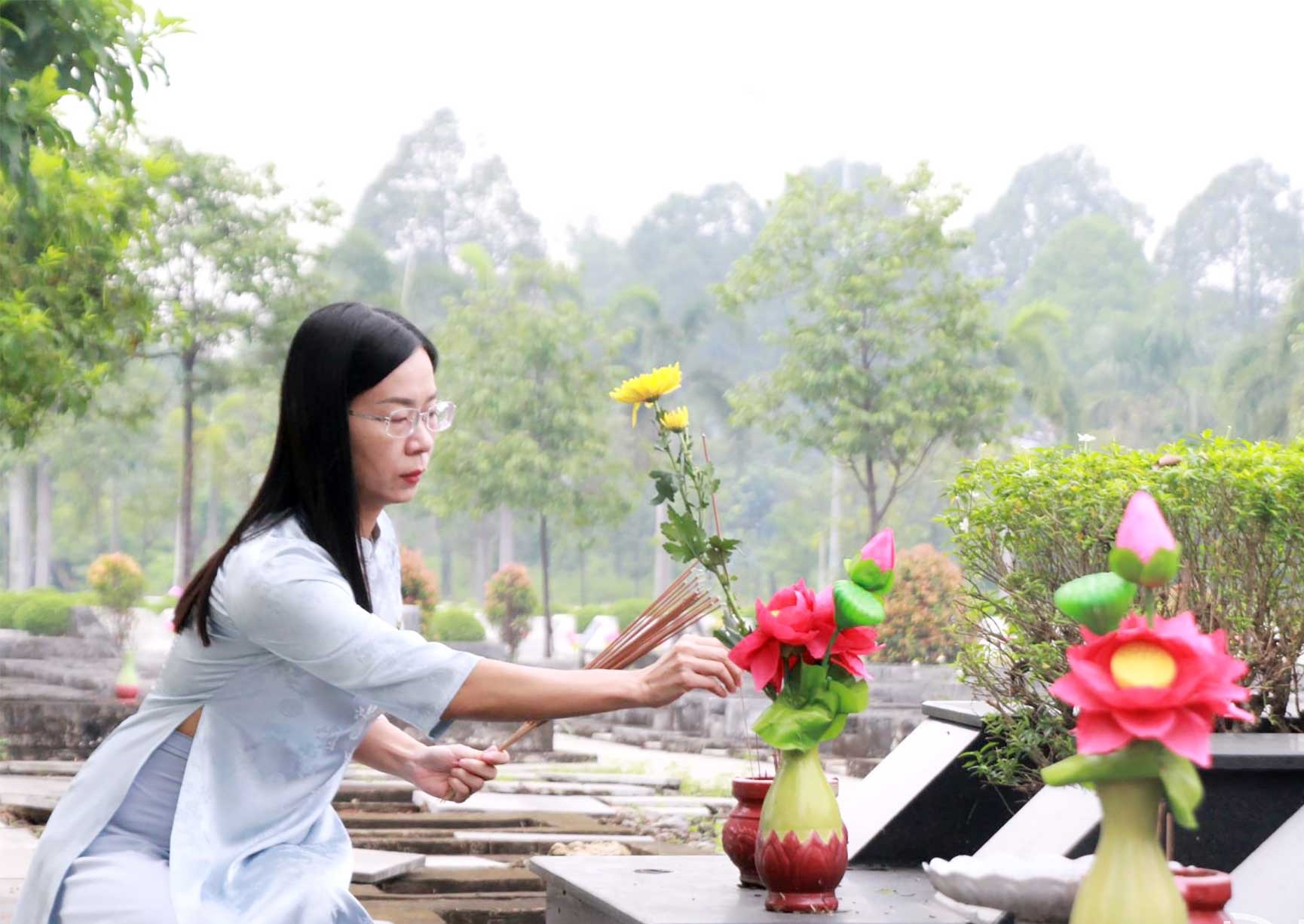 Đoàn đại biểu dự Đại hội đại biểu Phụ nữ tỉnh Đồng Nai dâng hương tại Nghĩa trang liệt sĩ - Ảnh 4.