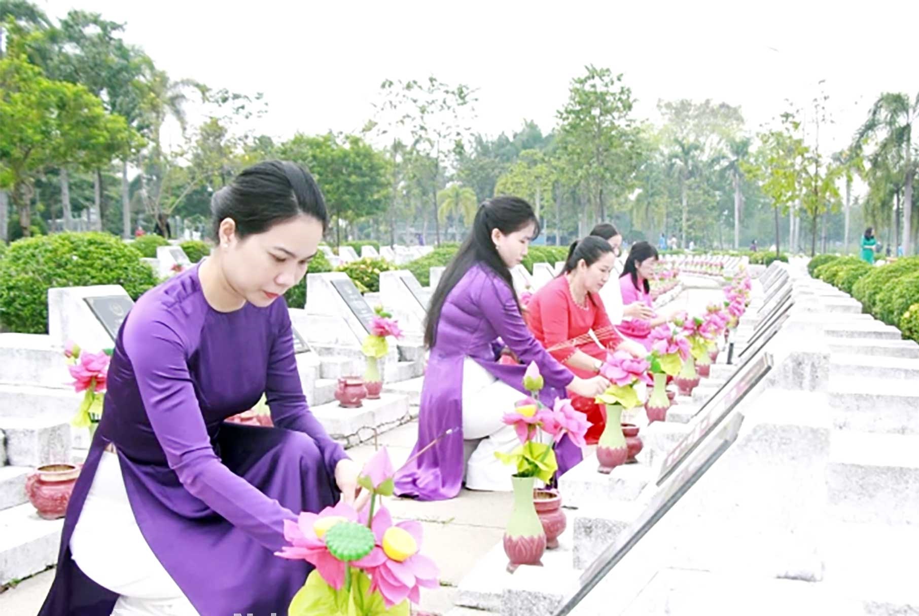 Đoàn đại biểu dự Đại hội đại biểu Phụ nữ tỉnh Đồng Nai dâng hương tại Nghĩa trang liệt sĩ - Ảnh 5.
