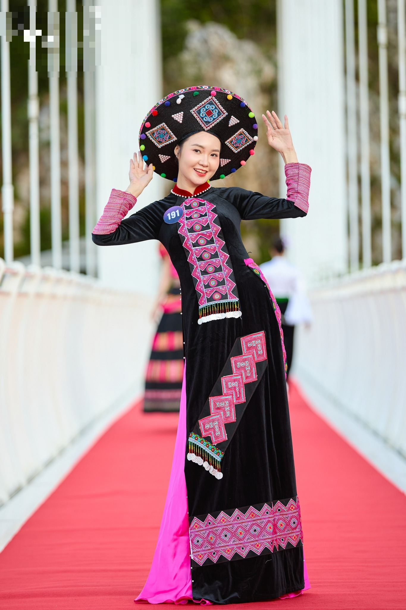 Hoa hậu Du lịch Dân tộc Việt Nam 2025 trình diễn thời trang tại địa điểm gây “thót tim” ở Mộc Châu - Ảnh 6.