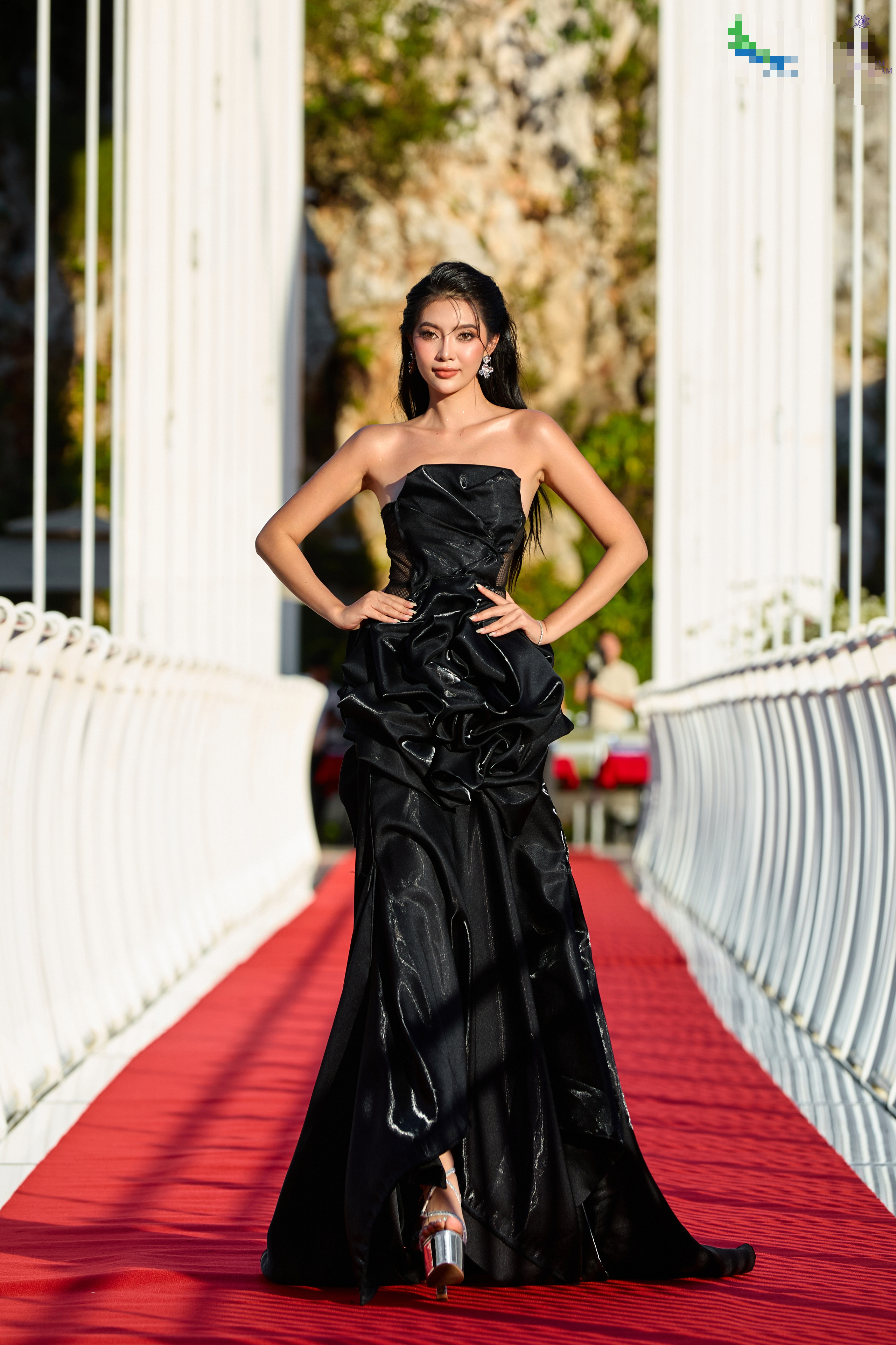 Hoa hậu Du lịch Dân tộc Việt Nam 2025 trình diễn thời trang tại địa điểm gây “thót tim” ở Mộc Châu - Ảnh 4.