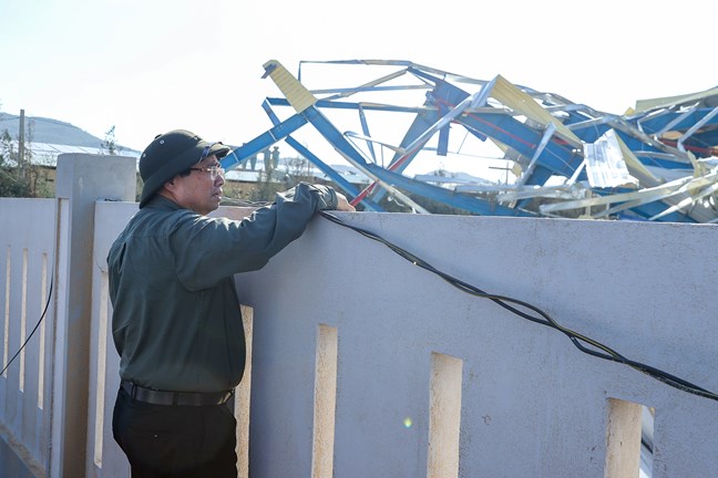 Thủ tướng kiểm tra công tác khắc phục hậu quả bão lũ tại Gia Lai- Ảnh 2. Thủ tướng kiểm tra công tác khắc phục hậu quả bão lũ tại Gia Lai- Ảnh 2.