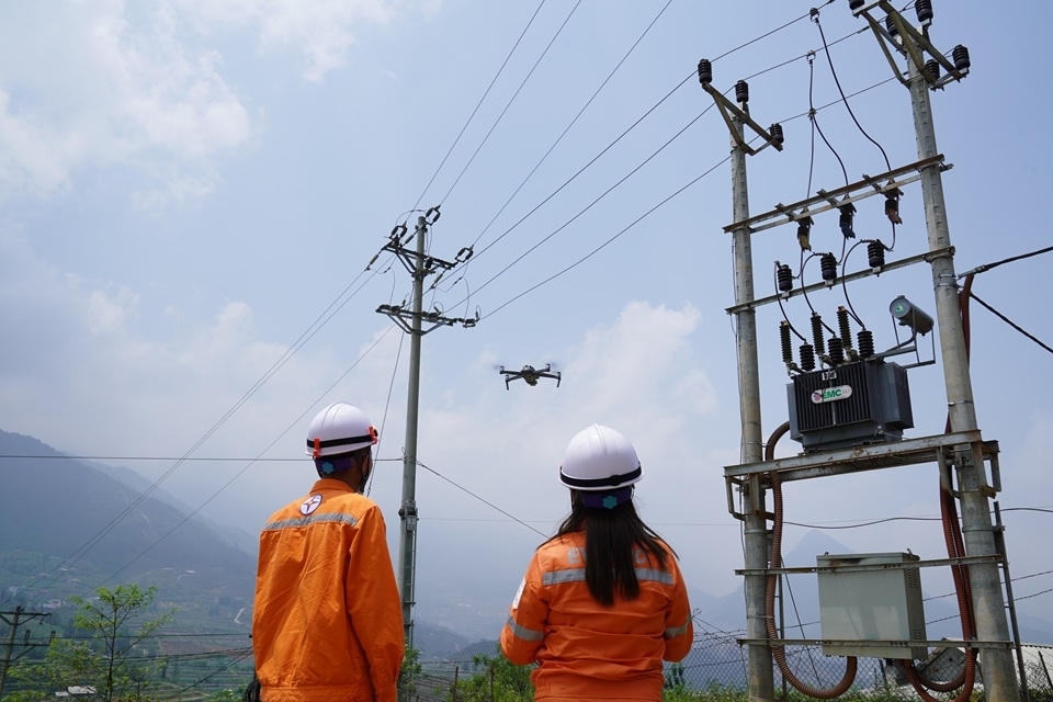 Lan tỏa hình ảnh người phụ nữ Điện lực miền Bắc trí tuệ, bản lĩnh và nhân ái- Ảnh 5.