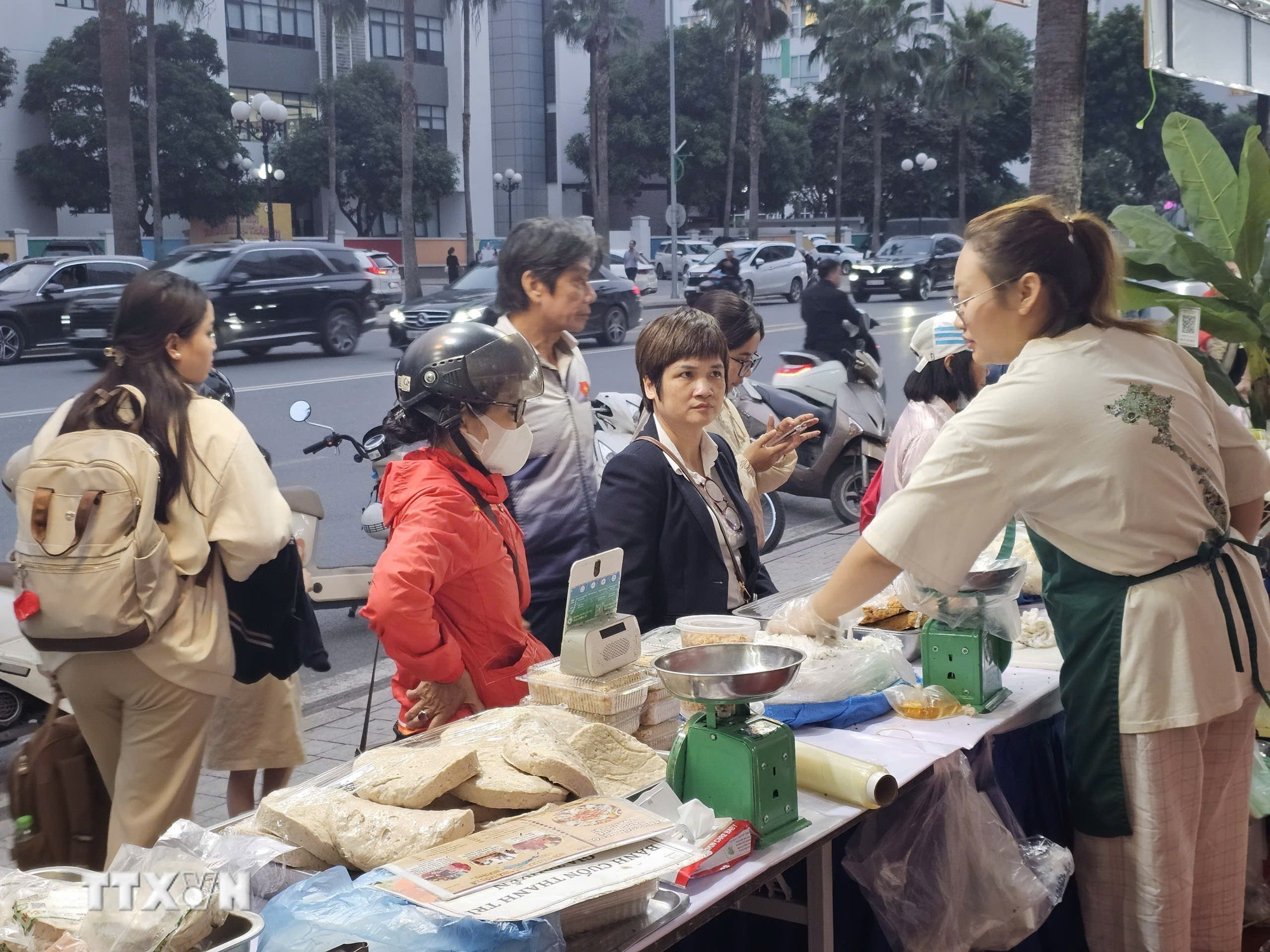 Thị trường bán lẻ Hà Nội: Kích cầu tiêu dùng, đạt mục tiêu tăng trưởng 14%- Ảnh 2.