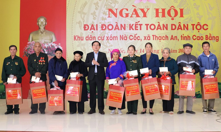 Phó Thủ tướng Hồ Quốc Dũng dự Ngày hội Đại đoàn kết toàn dân tộc tại khu dân cư Nà Cốc, Cao Bằng- Ảnh 3.