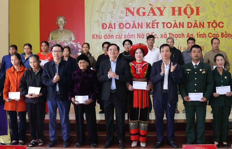 Phó Thủ tướng Hồ Quốc Dũng dự Ngày hội Đại đoàn kết toàn dân tộc tại khu dân cư Nà Cốc, Cao Bằng- Ảnh 4.