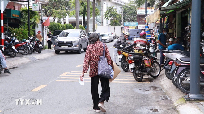 Thành phố Hồ Chí Minh: Bà giáo bán vé số nuôi 'lớp học tình thương' suốt 10 năm- Ảnh 1.