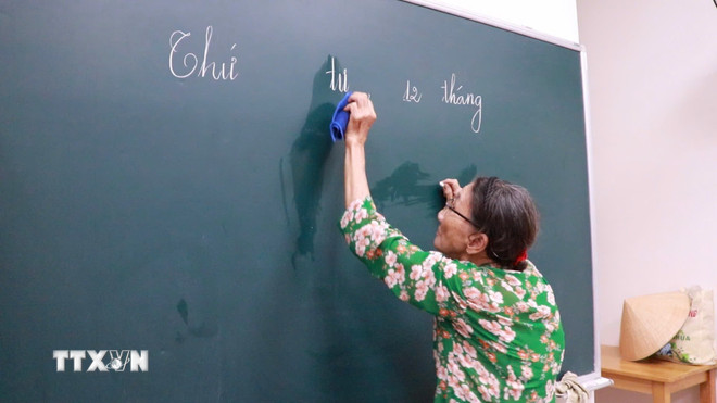 Thành phố Hồ Chí Minh: Bà giáo bán vé số nuôi 'lớp học tình thương' suốt 10 năm- Ảnh 2.