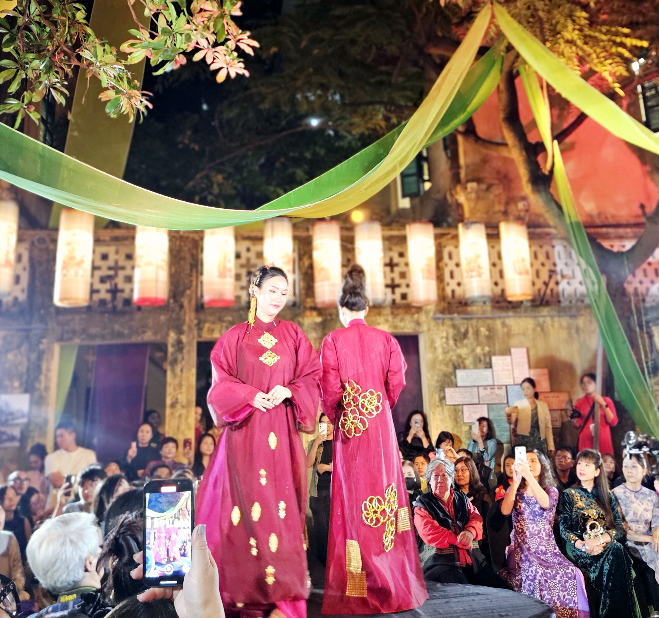 Show trình diễn áo dài như một "vở" nghệ thuật đa phương tiện của David Minh Đức- Ảnh 3. Show trình diễn áo dài như một "vở" nghệ thuật đa phương tiện của David Minh Đức- Ảnh 3.