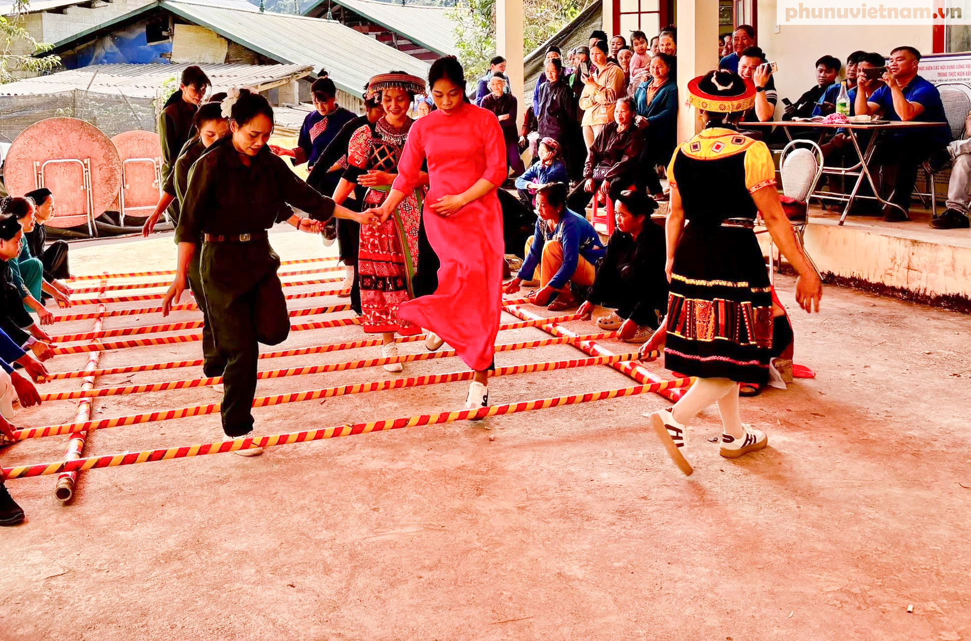 Phụ nữ Hạ Lang dùng lời ca, tiếng hát, việc làm ý nghĩa chào mừng Ngày hội Đại đoàn kết toàn dân tộc- Ảnh 7. Phụ nữ Hạ Lang dùng lời ca, tiếng hát, việc làm ý nghĩa chào mừng Ngày hội Đại đoàn kết toàn dân tộc- Ảnh 7.